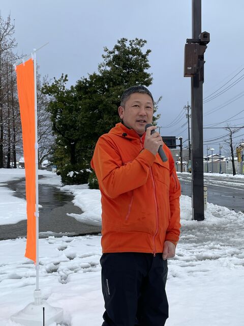 雪の中で街頭演説する吉田豊史 雪の中で街頭演説する吉田豊史